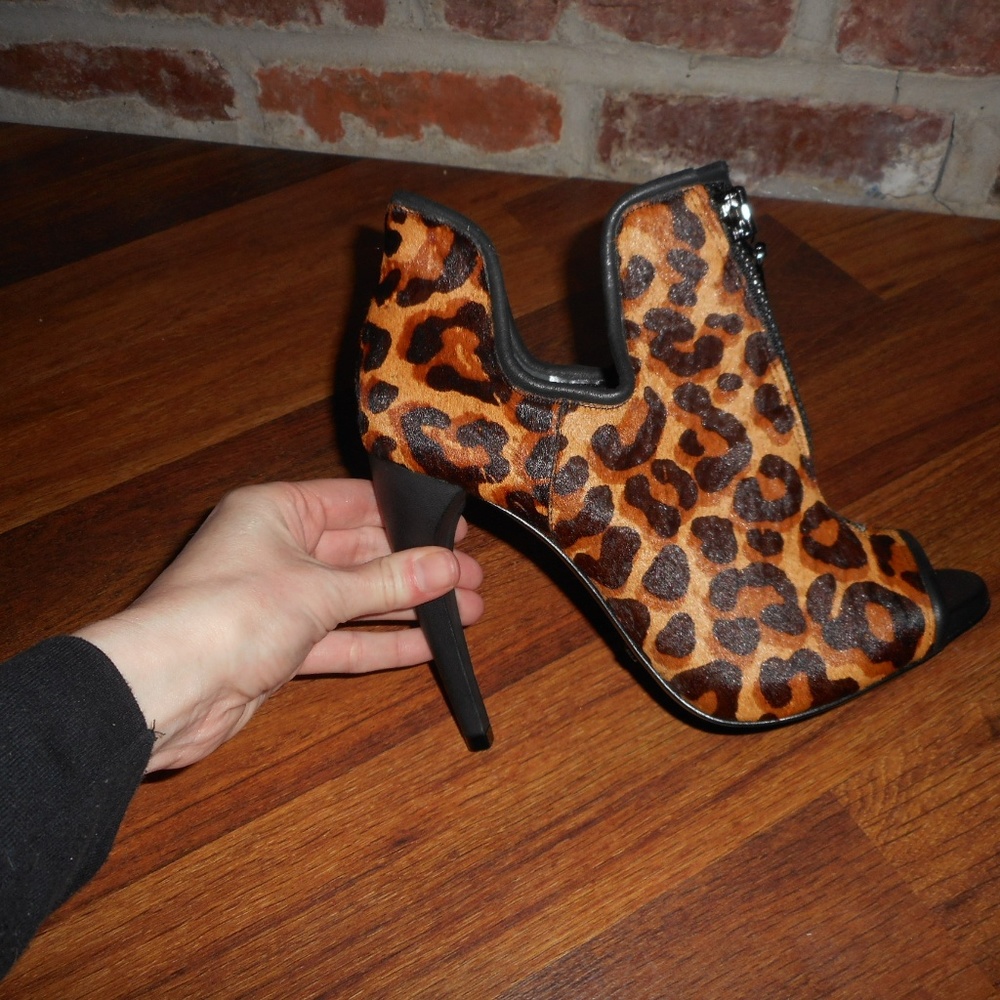 NIB Schutz Leopard peep toe heeled booties, size 8 - Picture 2 of 8